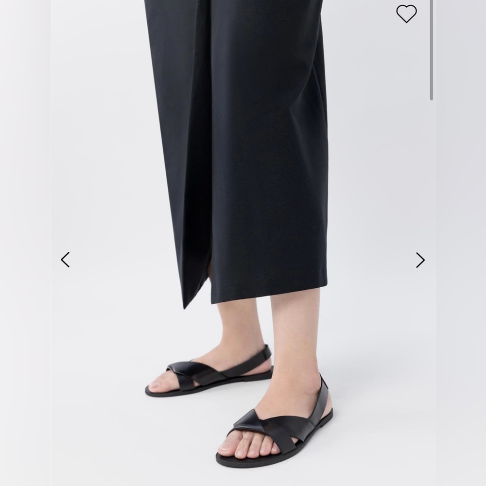 Vagabond Black Leather Cross-Strap Flat Sandals